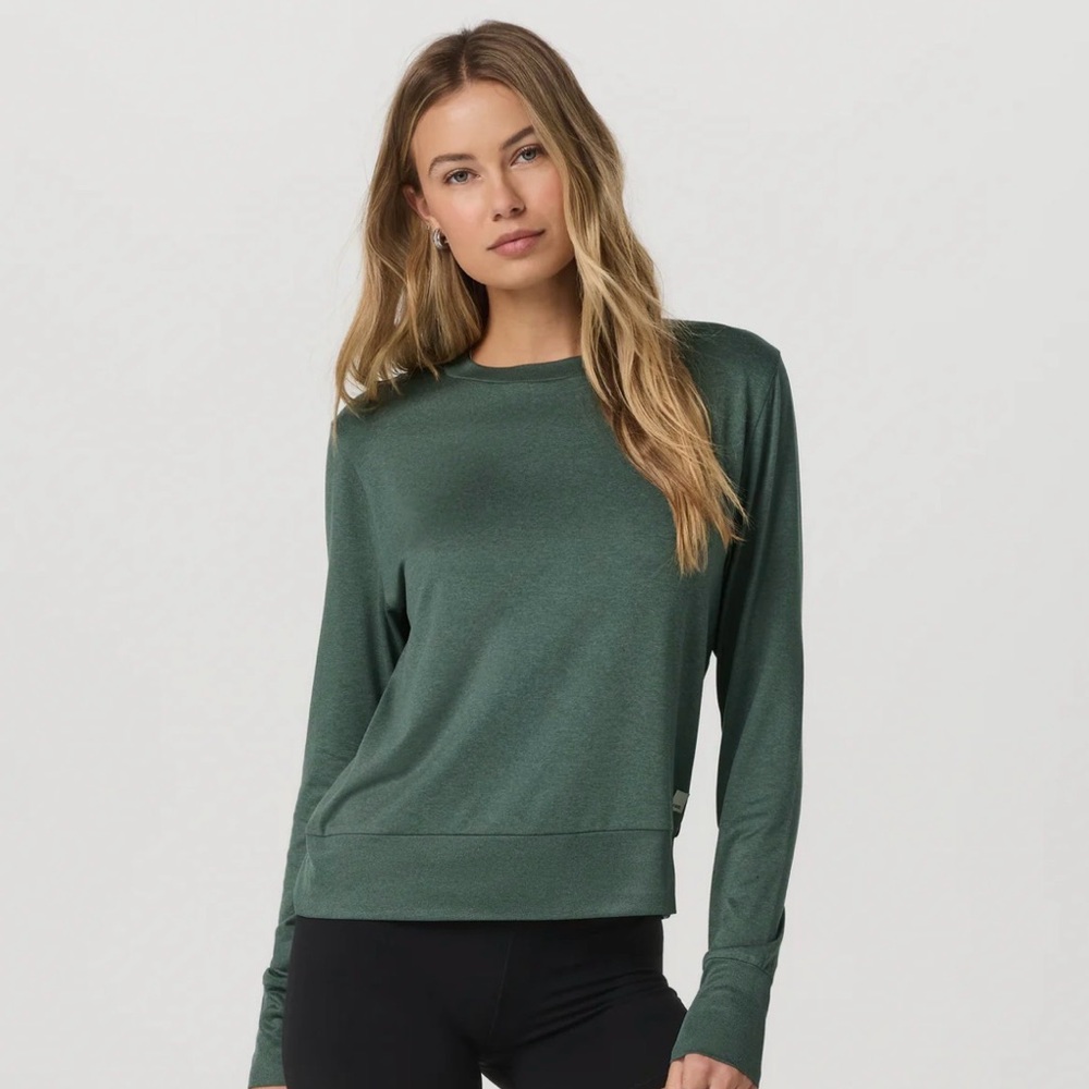 Vuori Women’s Daydream Crew Long Sleeve Tee - Sage Green